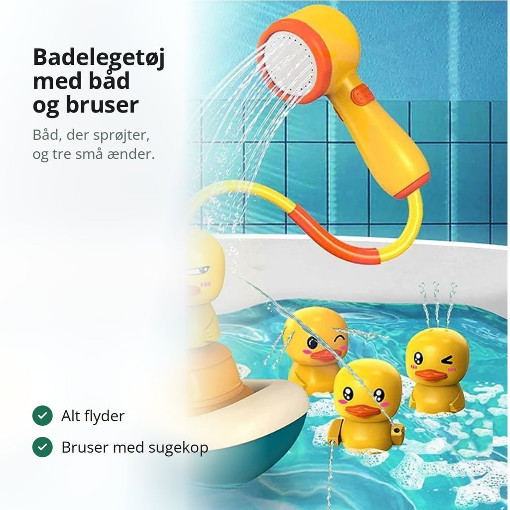 Gul badeand på en båd, der sprøjter vand, et bruserhoved på slange sat fast på fliserne og tre små ænder i badekarret
