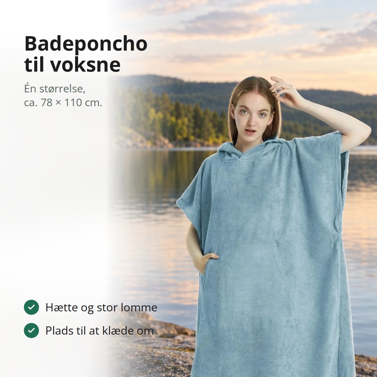Kvinde i lyseblå badeponcho i mikrofiber med hætte og stor lomme ved en stille sø med fyrreskov i aftenlys, med teksten: badeponcho til voksne, én størrelse, ca. 78 × 110 cm; hætte og stor lomme, plads til at klæde om