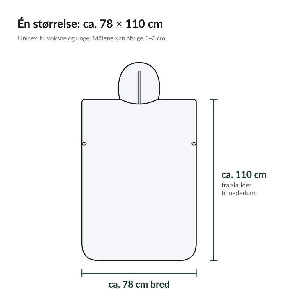 Tegning af badeponchoen med mål: ca. 78 cm bred og ca. 110 cm lang fra skulder til nederkant; én størrelse, unisex, til voksne og unge, målene kan afvige 1–3 cm