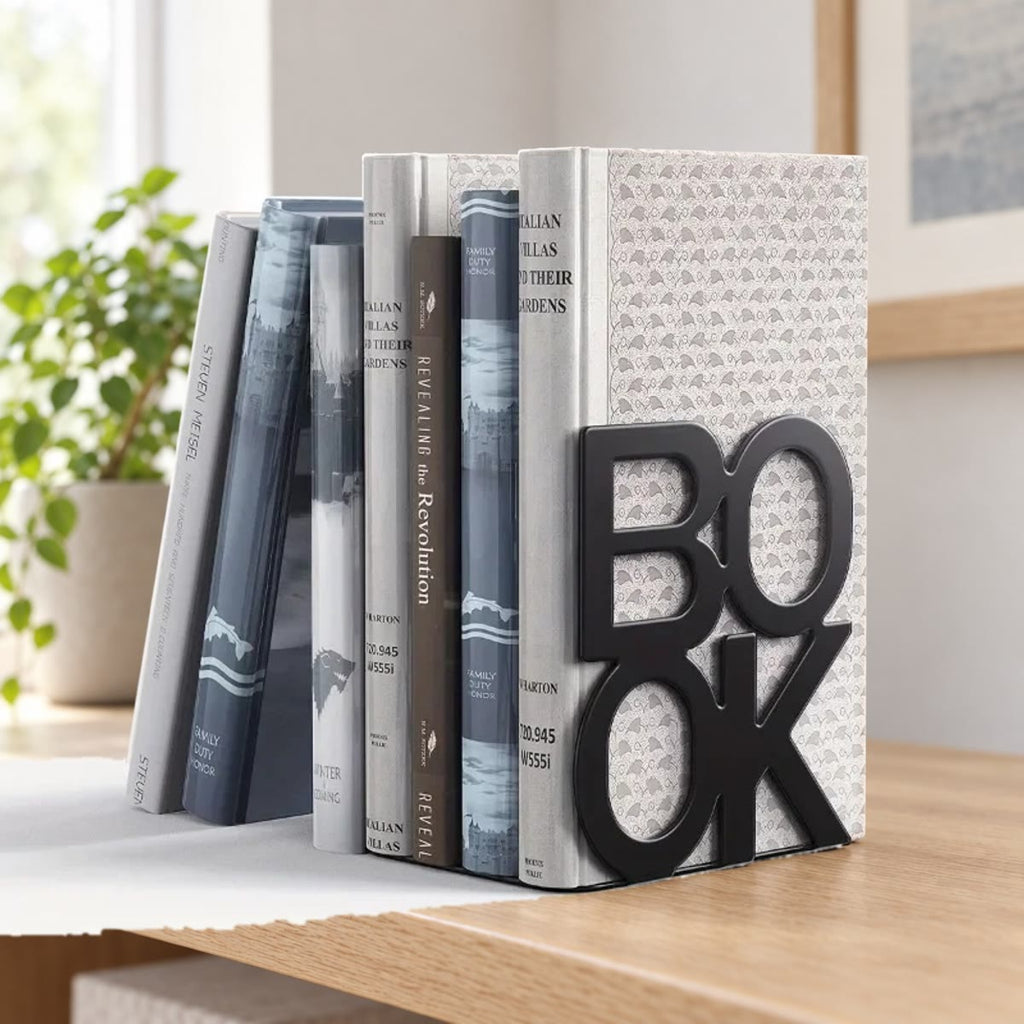 Sort bogstøtte formet som ordet BOOK, der holder en række bøger på en hylde i eg