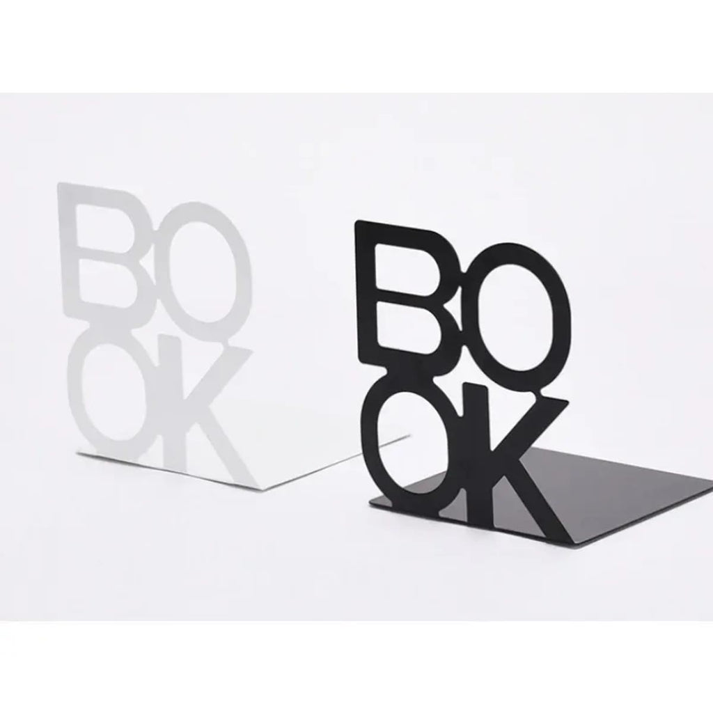 Hvid og sort bogstøtte i metal med bogstaverne BOOK side om side