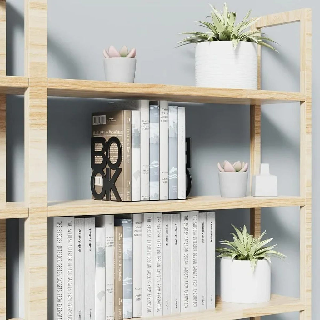 Sort bogstøtte BOOK i en bogreol i træ med bøger og planter