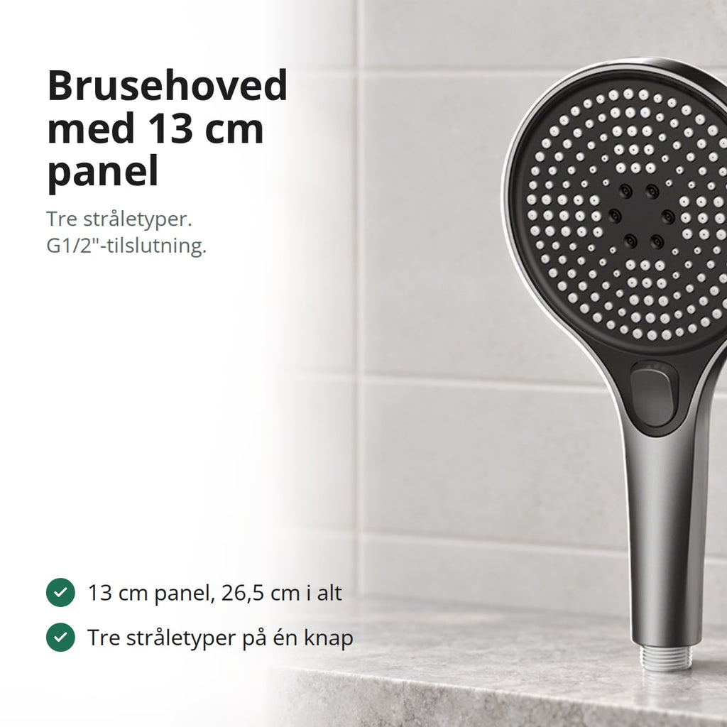 Sort brusehoved med rundt panel på 13 cm foran lyse fliser