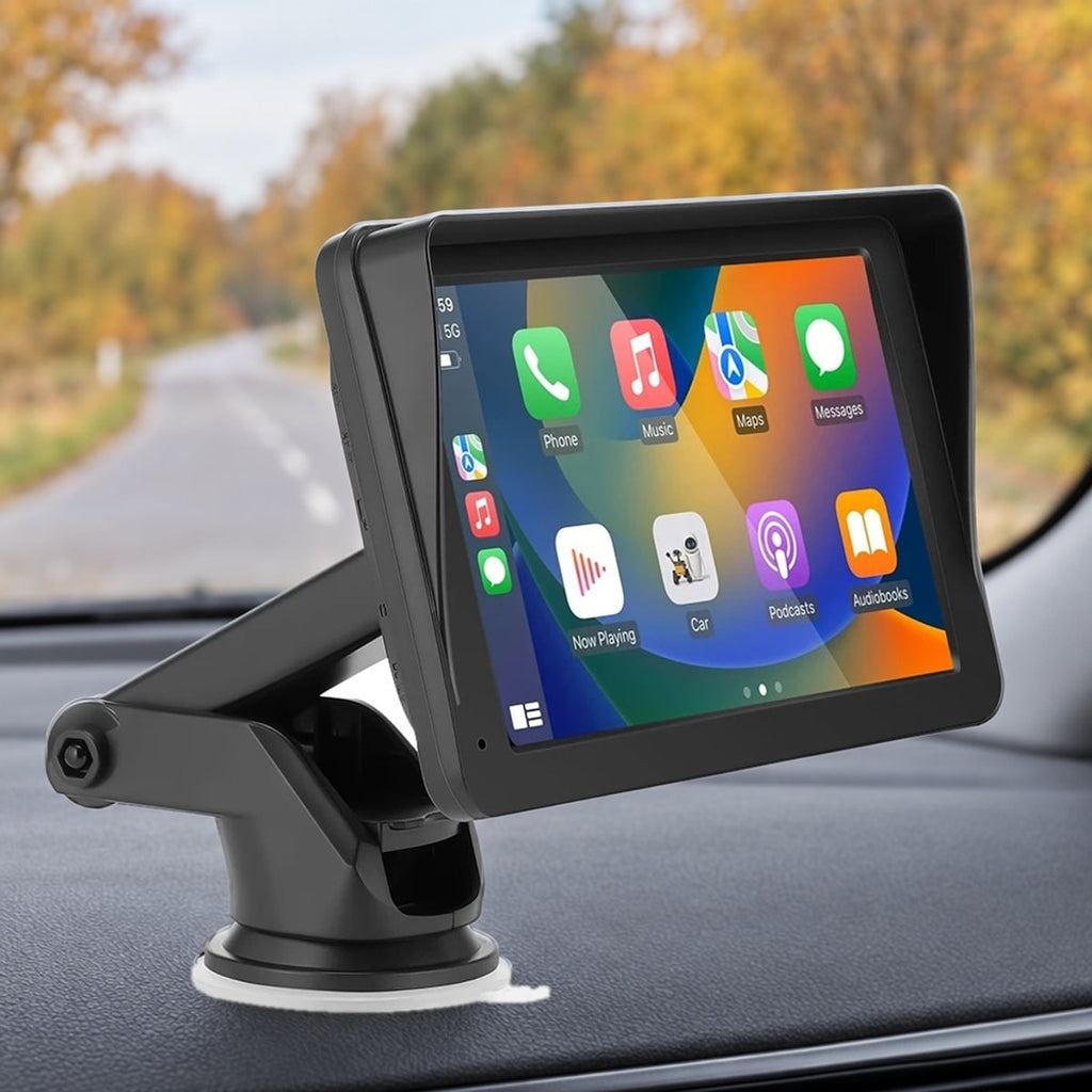 CarPlay skærm på 7 tommer med sugekop på instrumentbrættet i en bil, landevej med efterårstræer gennem forruden