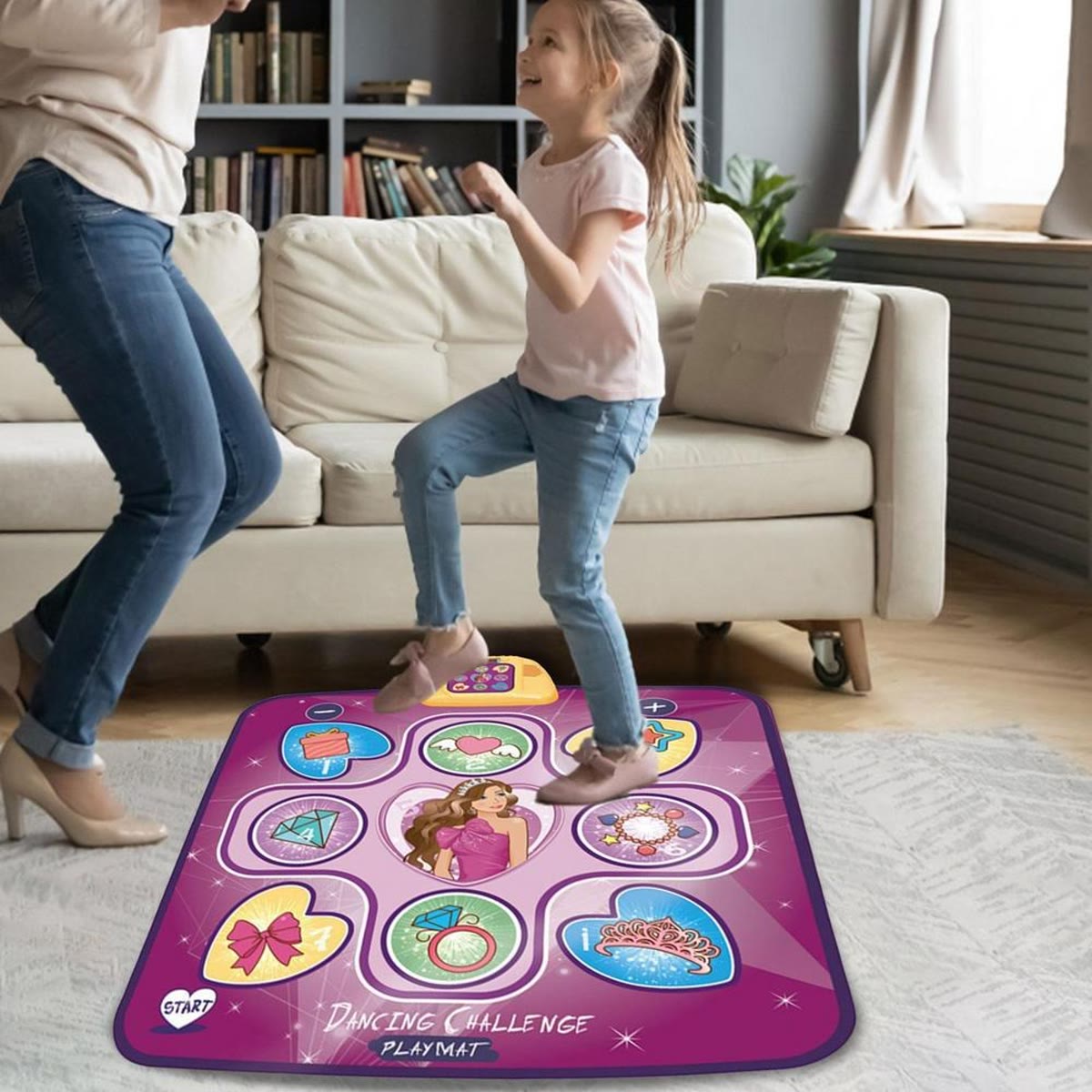 Mor og datter, der danser på dansemåtten med prinsessemotiv i stuen