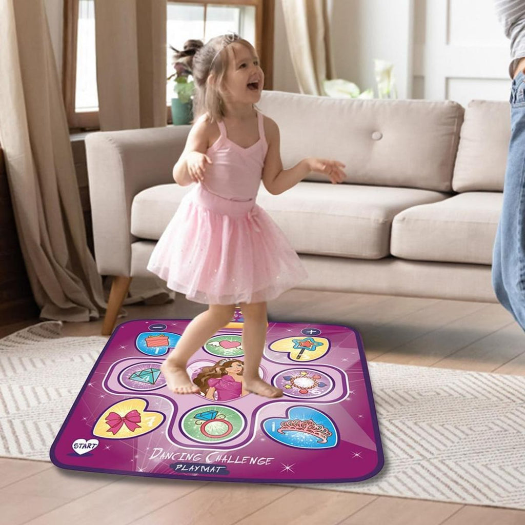 Pige i lyserød nederdel, der danser på dansemåtten med prinsessemotiv