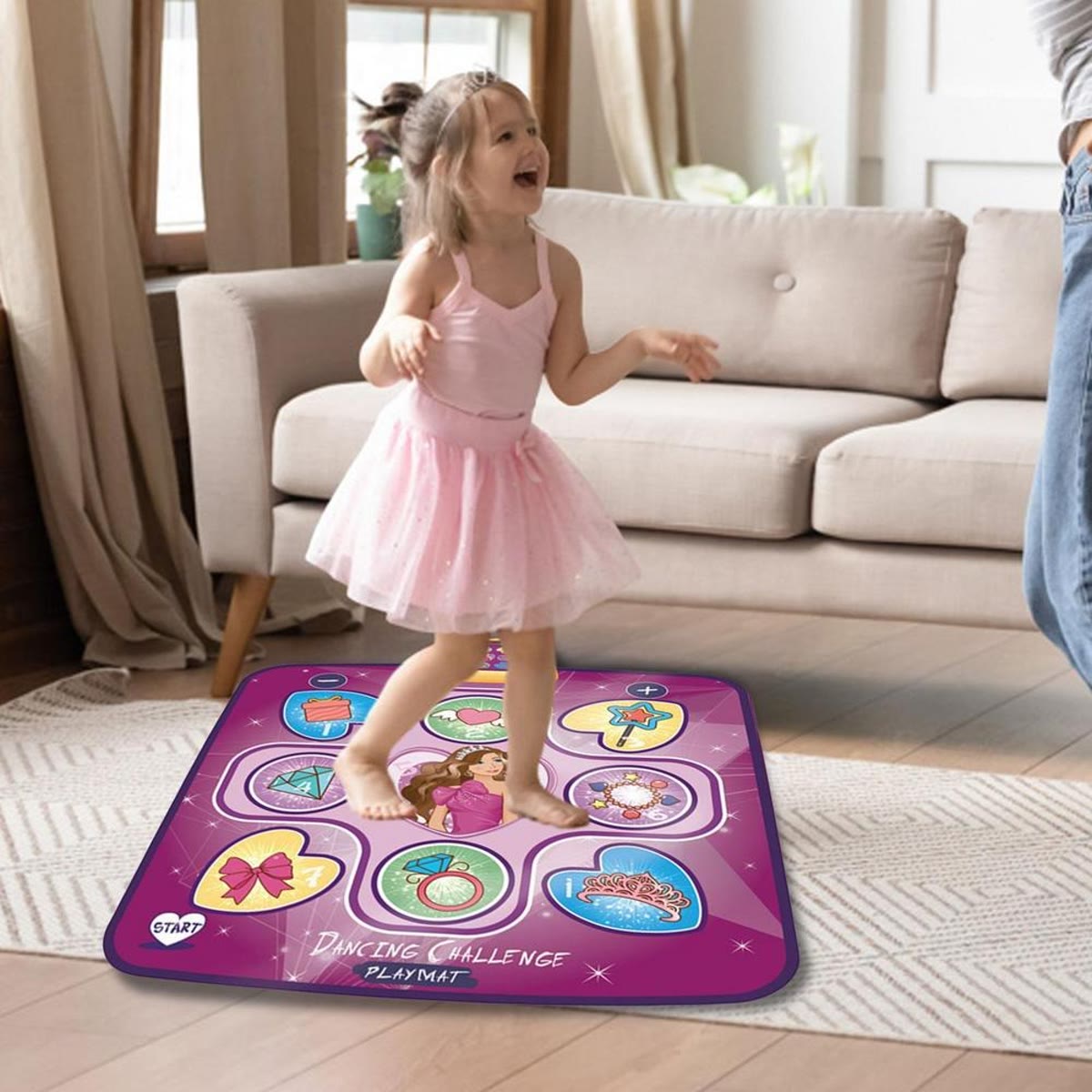 Pige i lyserød nederdel, der danser på dansemåtten med prinsessemotiv