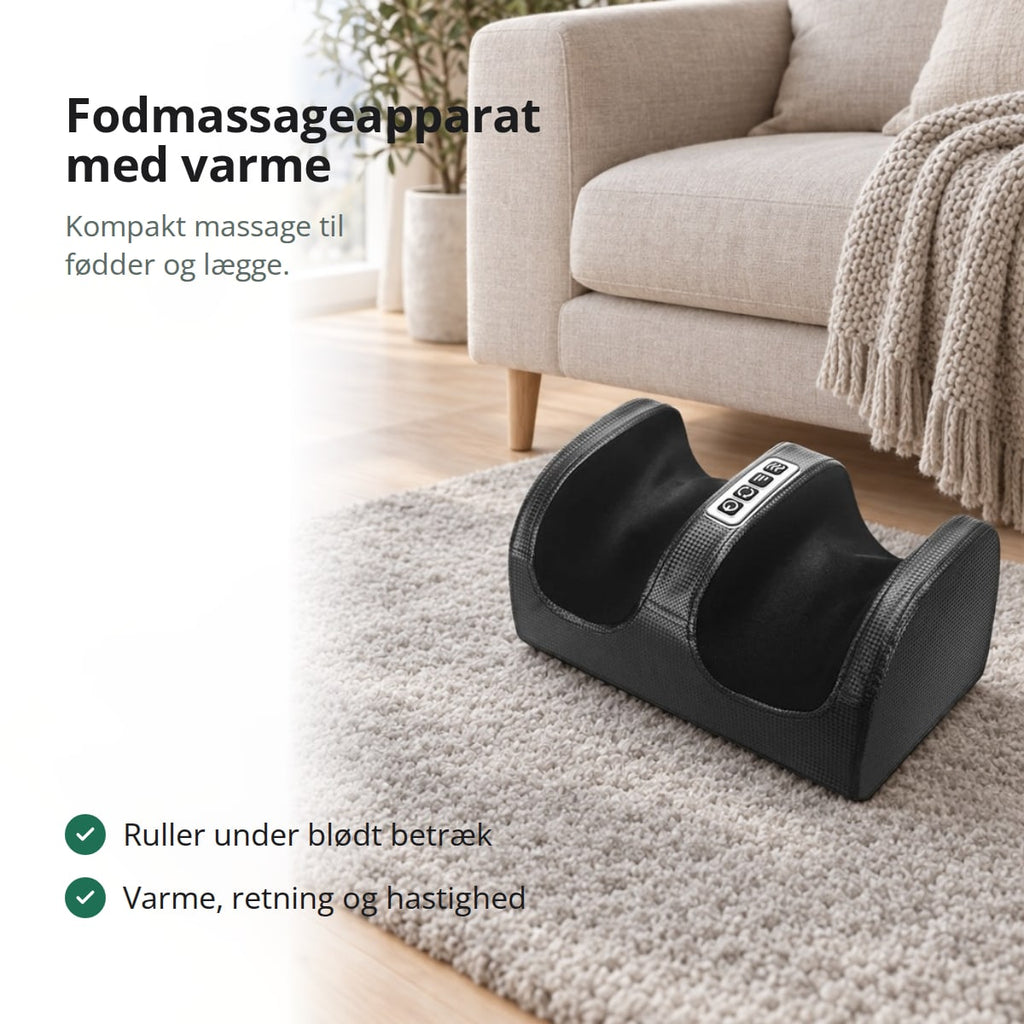 Sort fodmassageapparat på et lyst uldtæppe foran en beige sofa, med teksten: fodmassageapparat med varme, kompakt massage til fødder og lægge, ruller under blødt betræk, varme, retning og hastighed