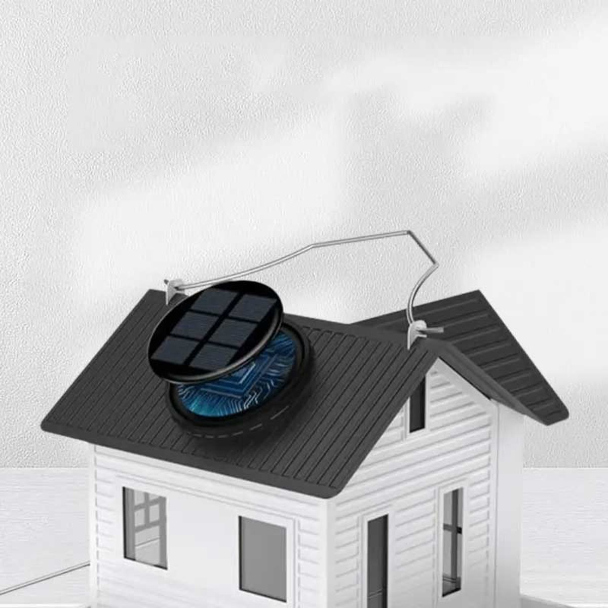 Nærbillede af solcellepanelet, der sidder på det sorte tag på fuglefoderhuset
