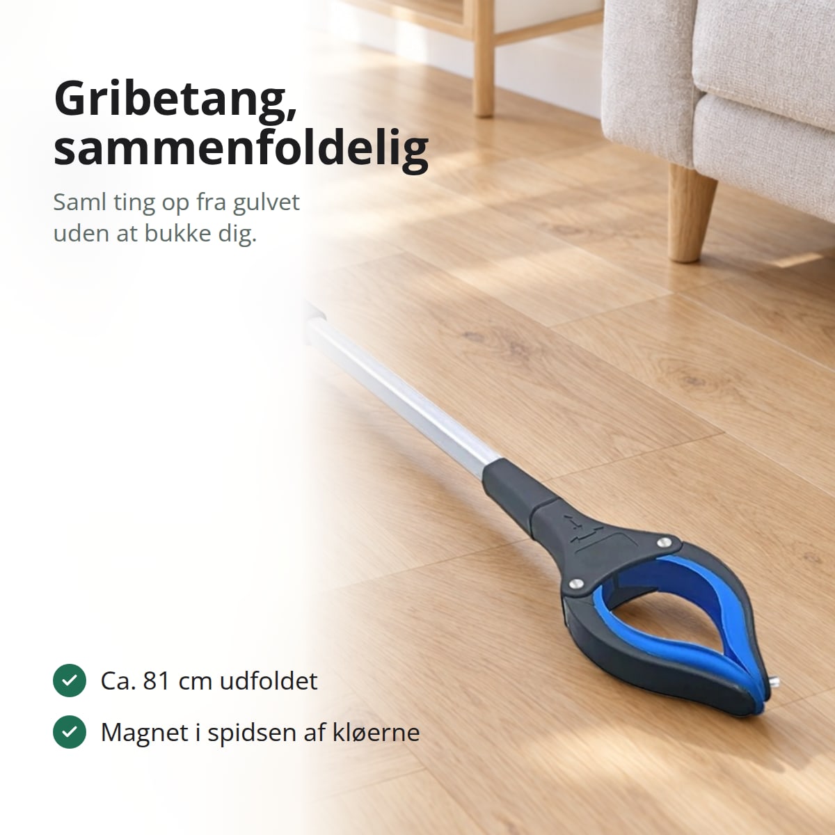 Sammenfoldelig gribetang i blå og sort på et lyst egetræsgulv i stuen, med teksten: saml ting op fra gulvet uden at bukke dig, ca. 81 cm udfoldet, magnet i spidsen af kløerne