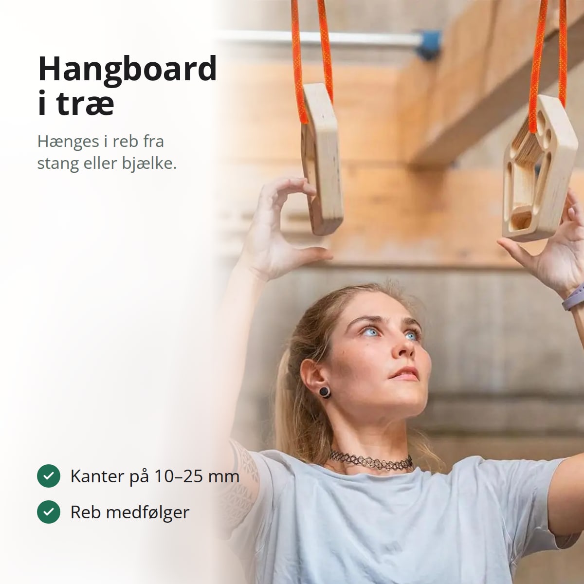 Bærbart hangboard i træ, der hænger i reb, med en kvinde, der griber om to brætter over hovedet