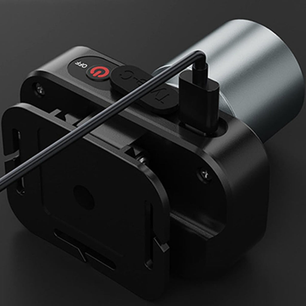 Ladekablet sat i USB-C-porten på siden af pandelampen