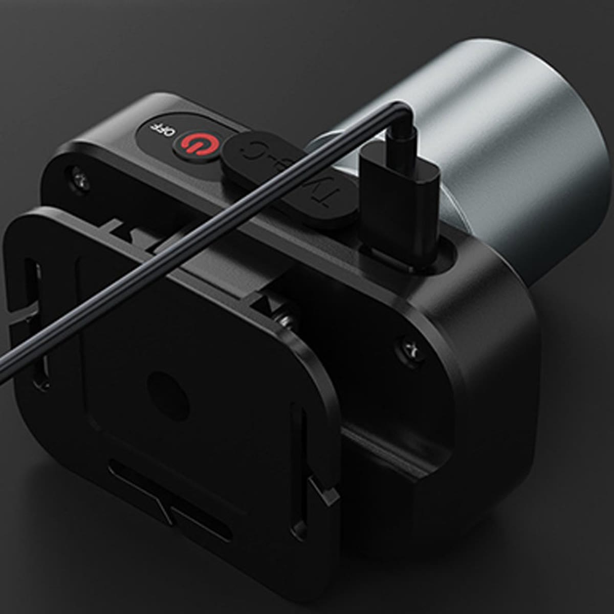 Ladekablet sat i USB-C-porten på siden af pandelampen