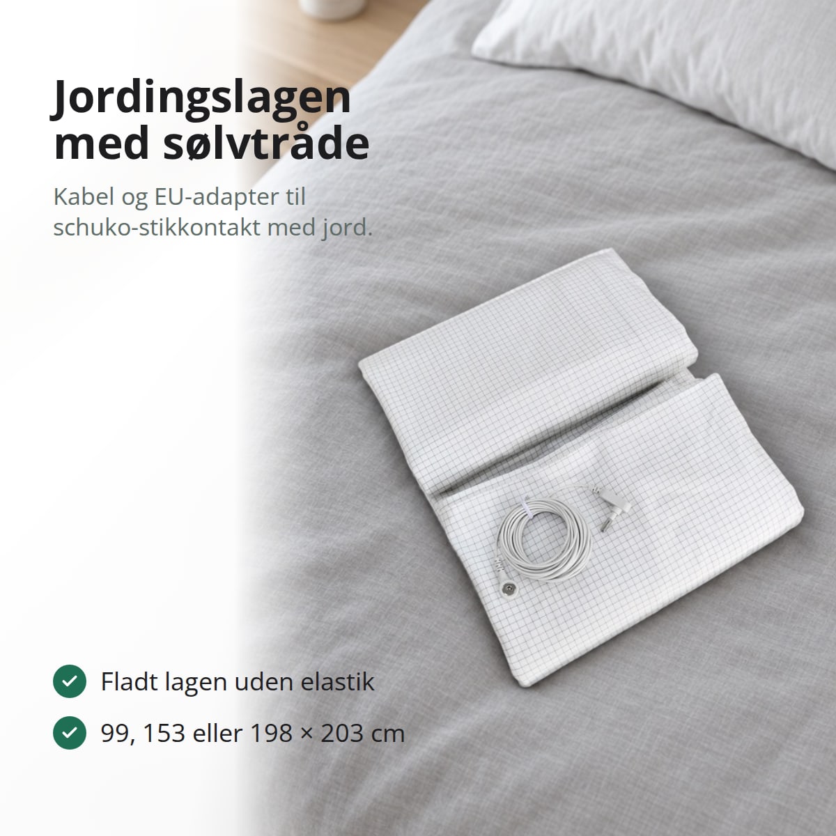Jordingslagen i bomuld med sølvtråde, foldet sammen med jordingskablet på en seng, med teksten: jordingslagen med sølvtråde, kabel og EU-adapter til schuko-stikkontakt med jord, fladt lagen uden elastik, 99, 153 eller 198 × 203 cm