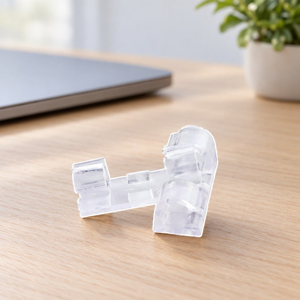 Gennemsigtige kabelclips på et skrivebord i eg