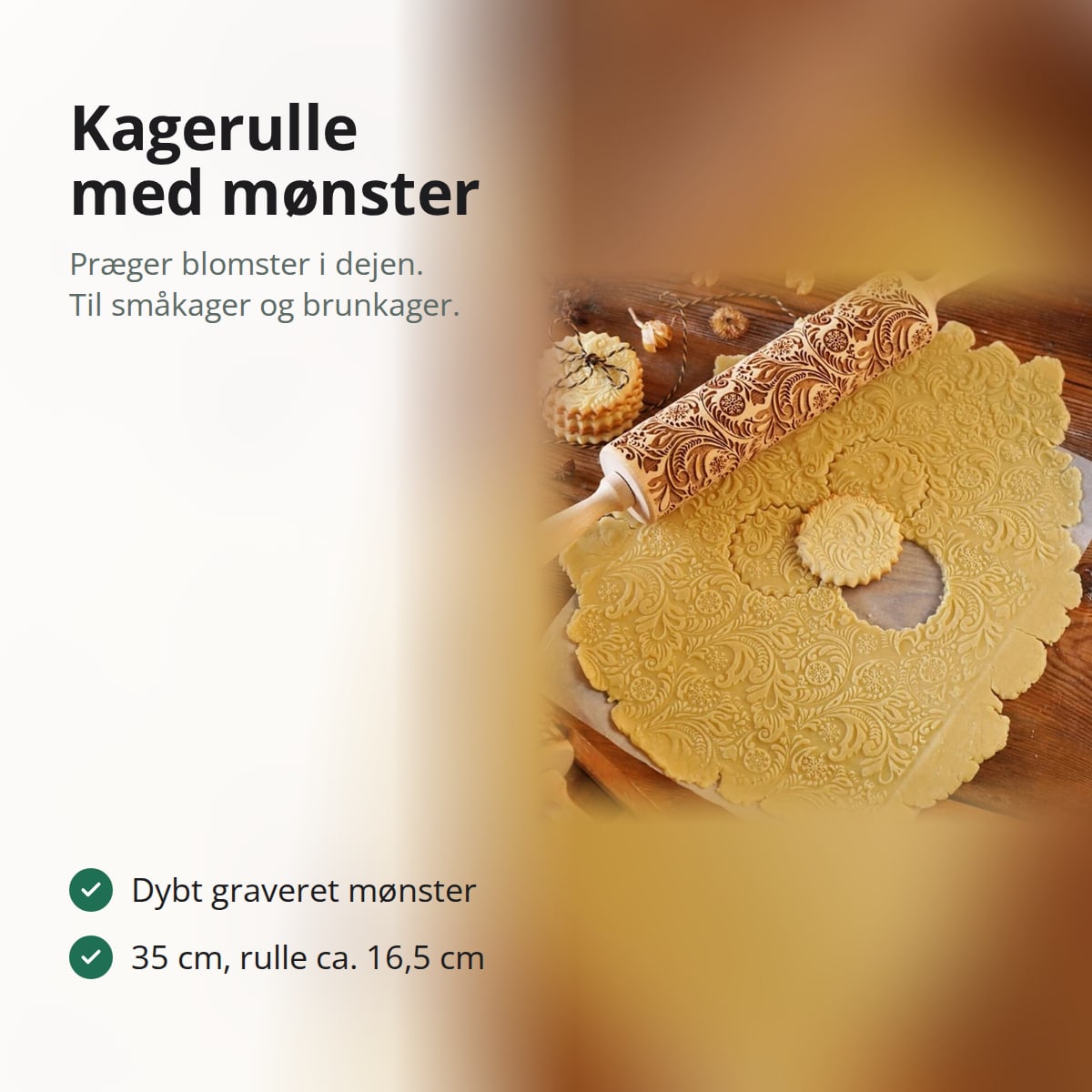 Kagerulle i træ med dybt graveret blomstermønster på udrullet kagedej, med teksten: dybt graveret mønster, 35 cm, rulle ca. 16,5 cm