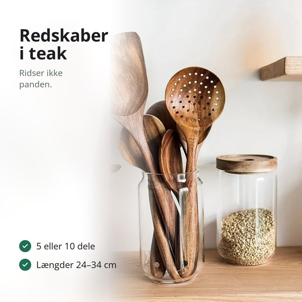 Køkkenredskaber i teak i en glaskrukke på et køkkenbord, med teksten: 5 eller 10 dele, længder 24–34 cm
