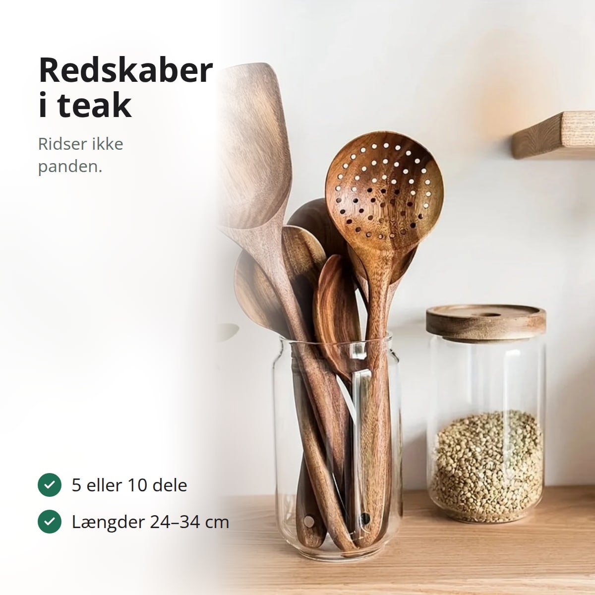 Køkkenredskaber i teak i en glaskrukke på et køkkenbord, med teksten: 5 eller 10 dele, længder 24–34 cm