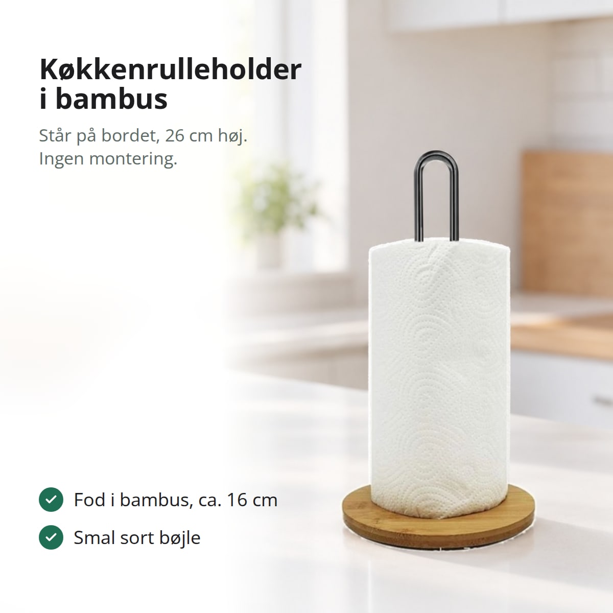 Køkkenrulleholder med fod i bambus og smal sort bøjle på et køkkenbord