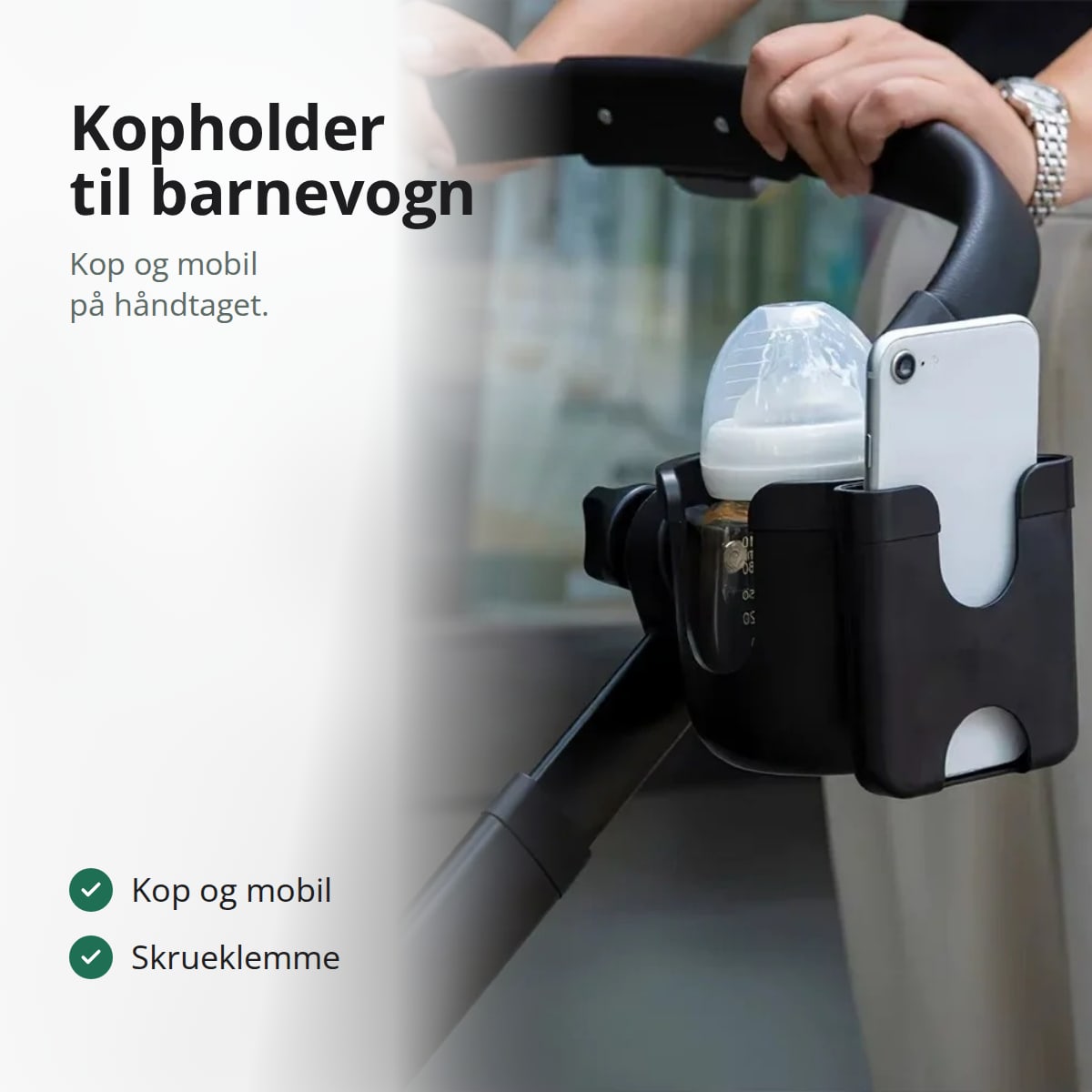 Sort kopholder med sutteflaske og mobil på håndtaget af en barnevogn