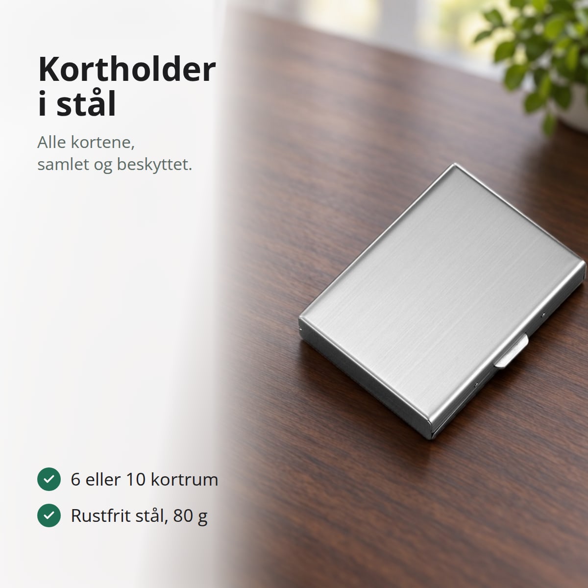 Kortholder i børstet stål på et skrivebord i mørkt træ