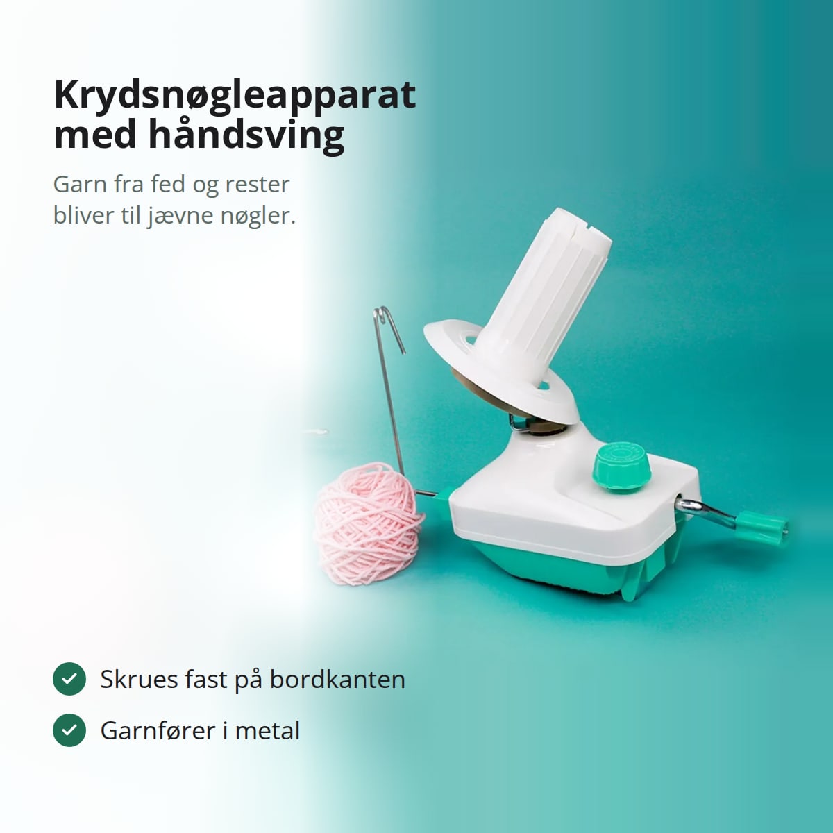 Mintgrønt og hvidt krydsnøgleapparat med håndsving og et lyserødt garnnøgle på et turkis bord, med teksten: krydsnøgleapparat med håndsving, garn fra fed og rester bliver til jævne nøgler; skrues fast på bordkanten, garnfører i metal