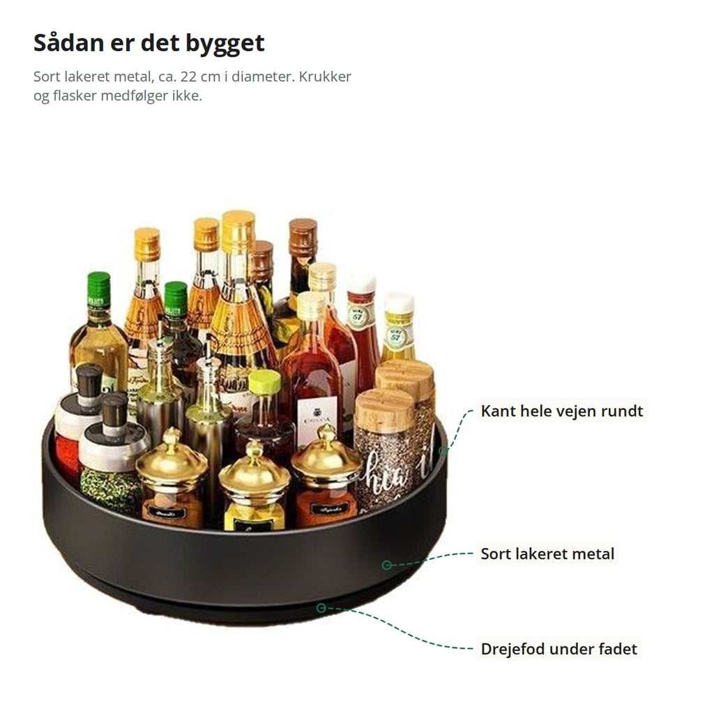 Drejefadet med markeringer: kanten hele vejen rundt, det sort lakerede metal og drejefoden under fadet; ca. 22 cm i diameter, krukker og flasker medfølger ikke