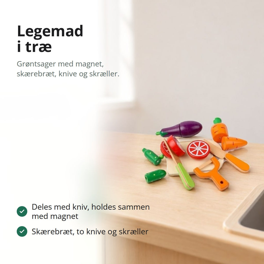 Legemad i træ: tomat, aubergine, gulerod og agurk med skærebræt, to knive og skræller på et legekøkken