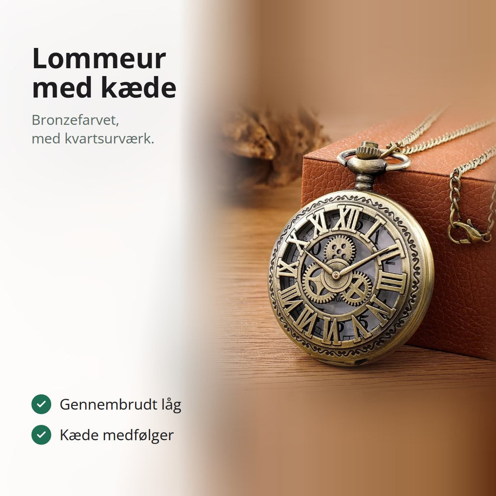 Lukket lommeur med gennembrudt låg og kæde lænet op ad en brun læderæske