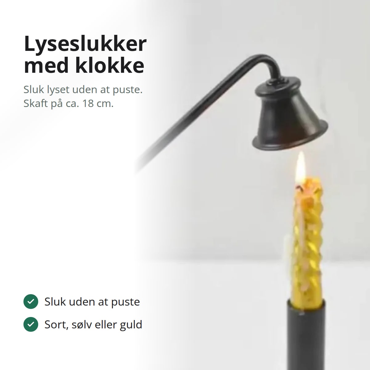 Sort lyseslukker med klokke, der sænkes ned over flammen på et tændt kronelys