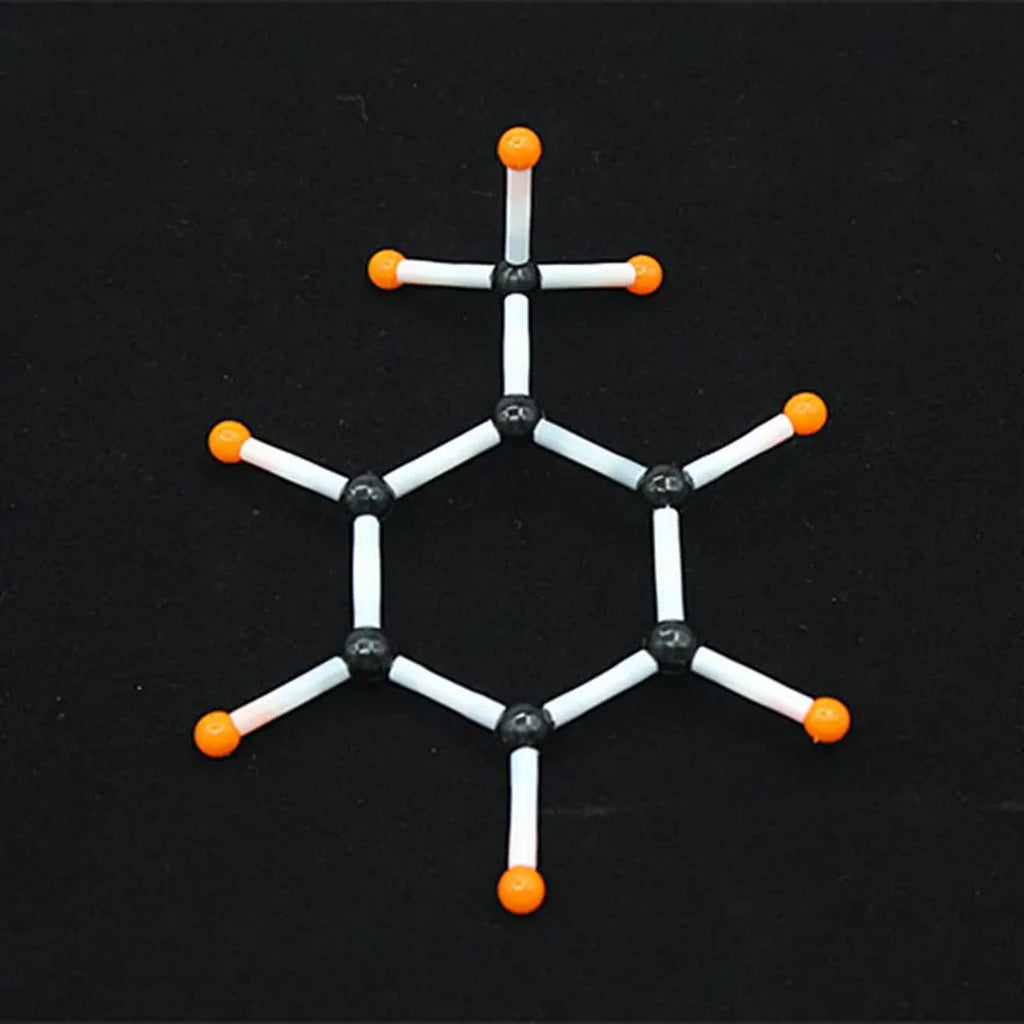 Seksring af sorte carbonatomer med orange hydrogenatomer og hvide plastrør, bygget med molekylebyggesættet