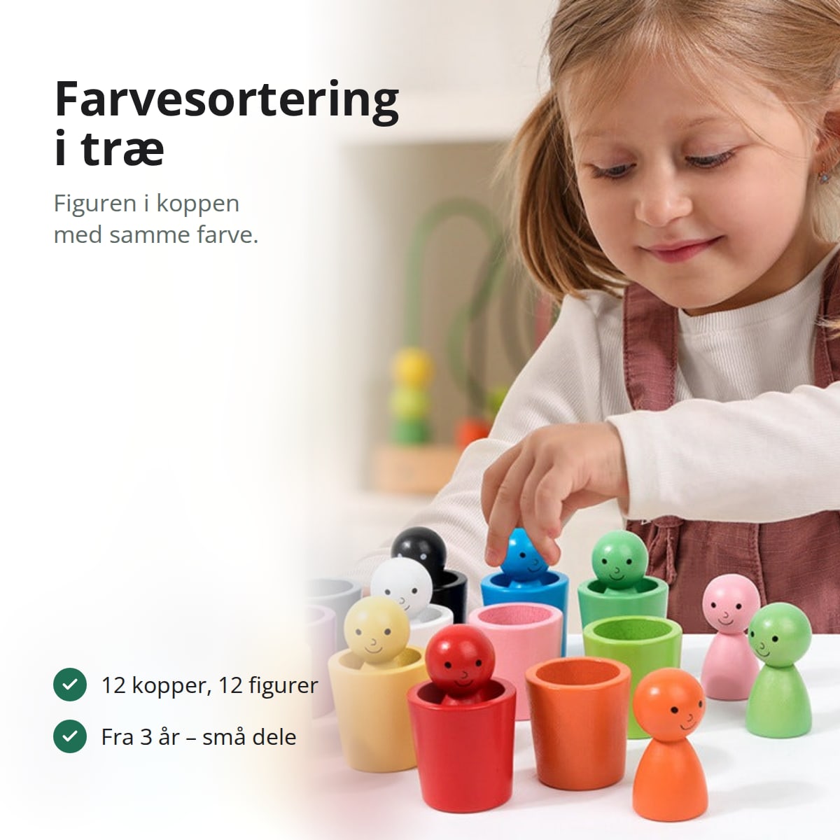 Pige, der sorterer små træfigurer i kopper med samme farve på et bord