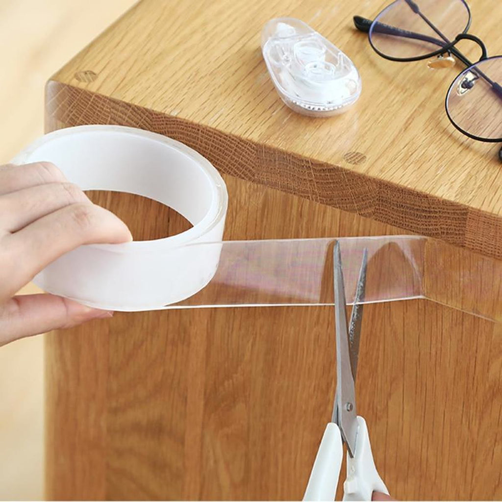 Hånd, der klipper et stykke nano tape af rullen med en saks