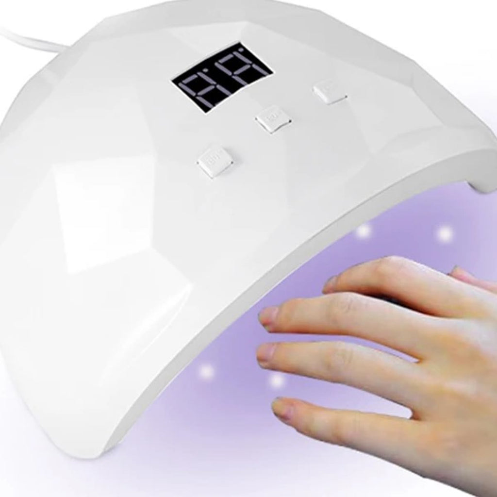 Hånd under en hvid UV-lampe til negle med lyset tændt