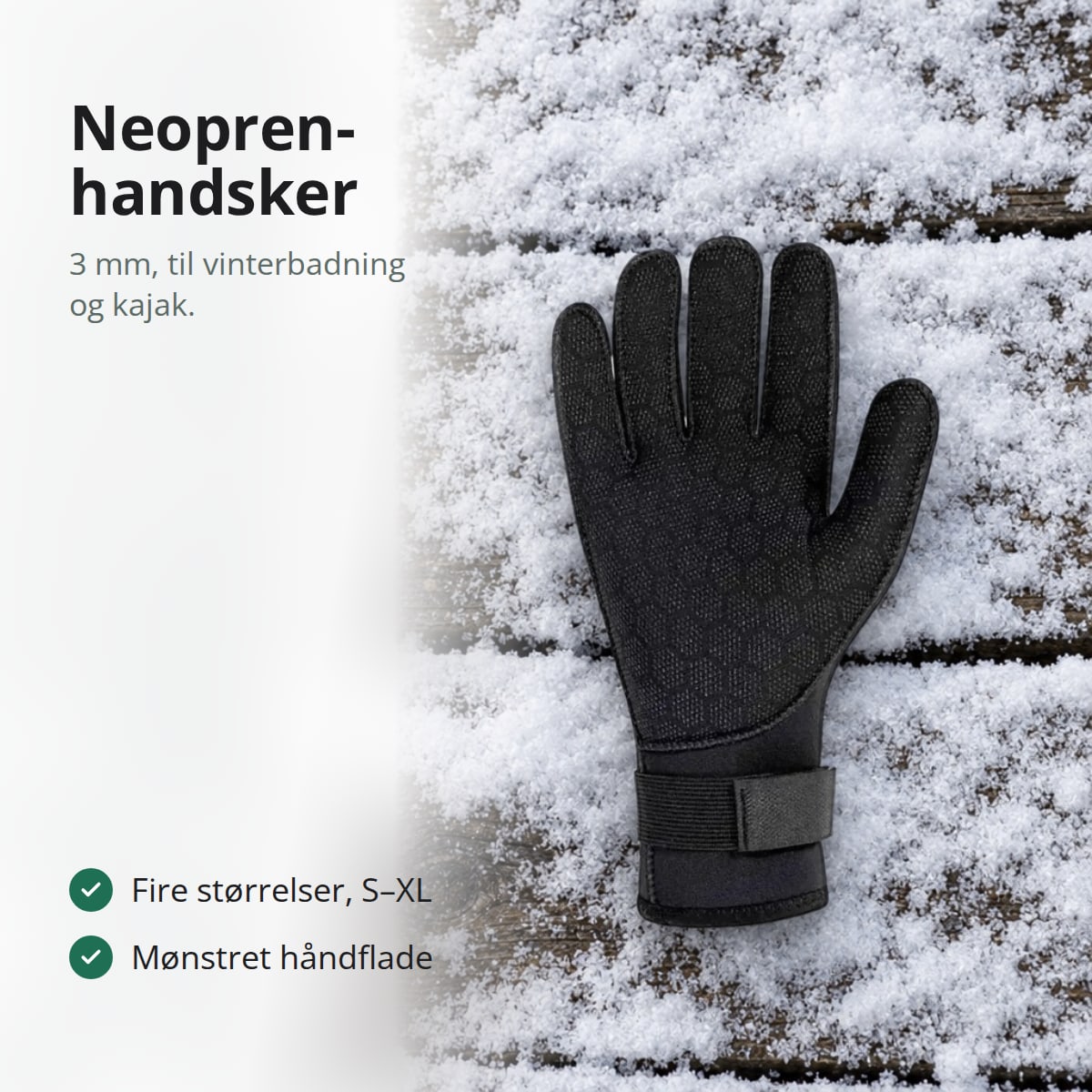 Sort neoprenhandske på 3 mm på en snedækket træbro, med teksten: 3 mm til vinterbadning og kajak, fire størrelser S–XL, mønstret håndflade