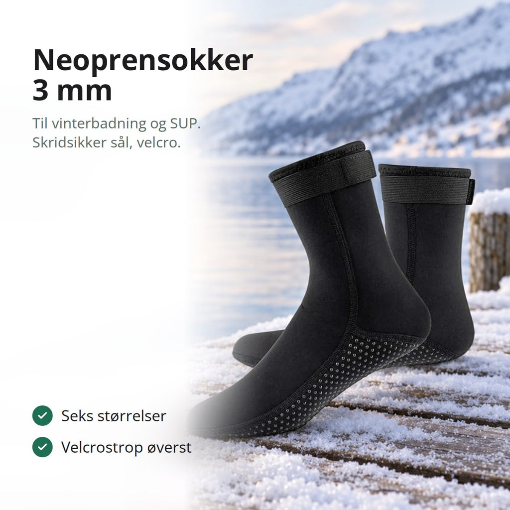 Et par sorte neoprensokker med velcro på en snedækket badebro ved en fjord