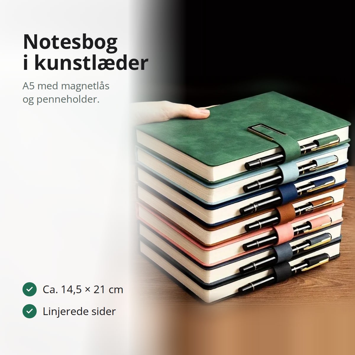 Stak notesbøger i imiteret læder med et grønt omslag øverst og penne i holderne