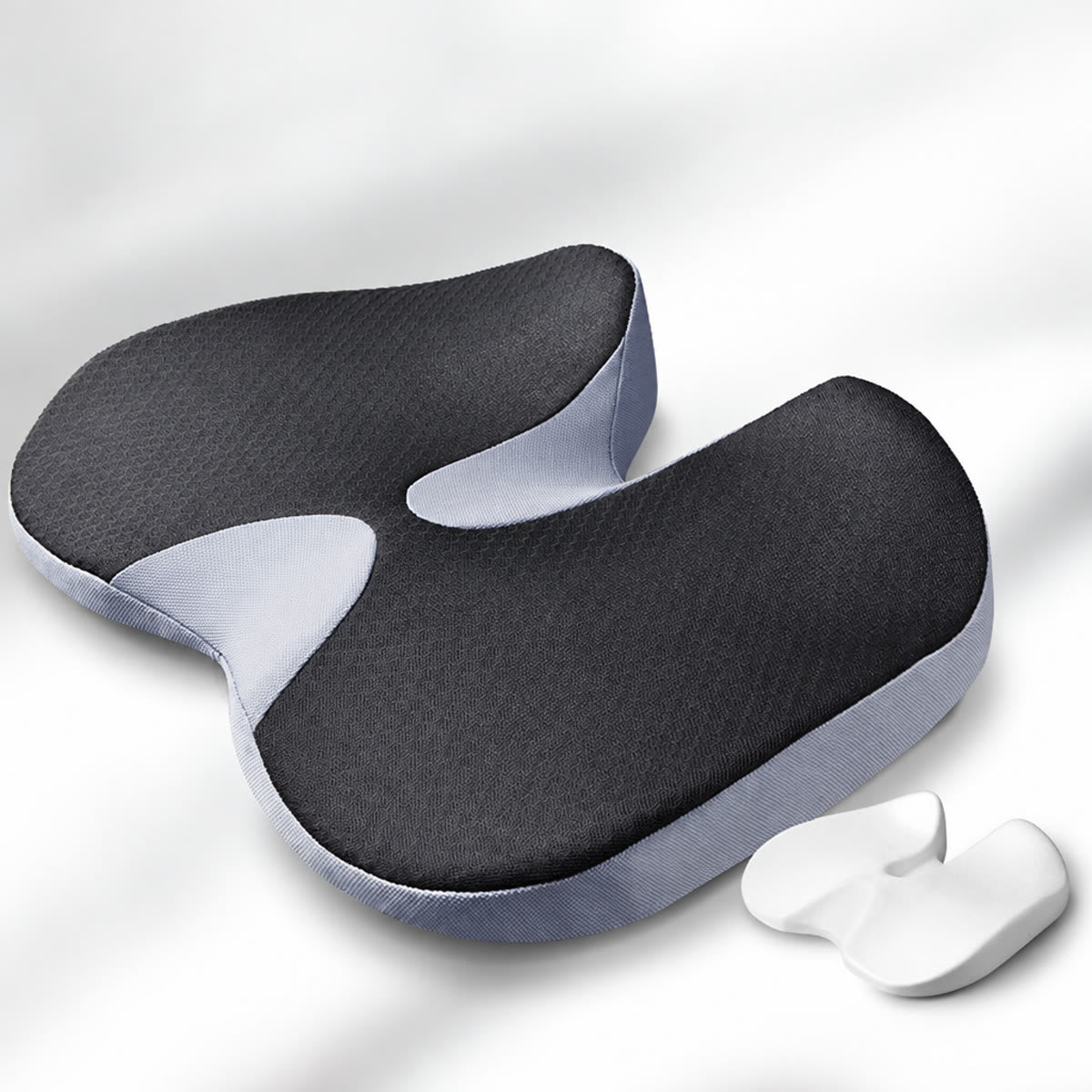 Ortopædisk siddepude i memory foam med udskæring til halebenet – Grå, set oppefra