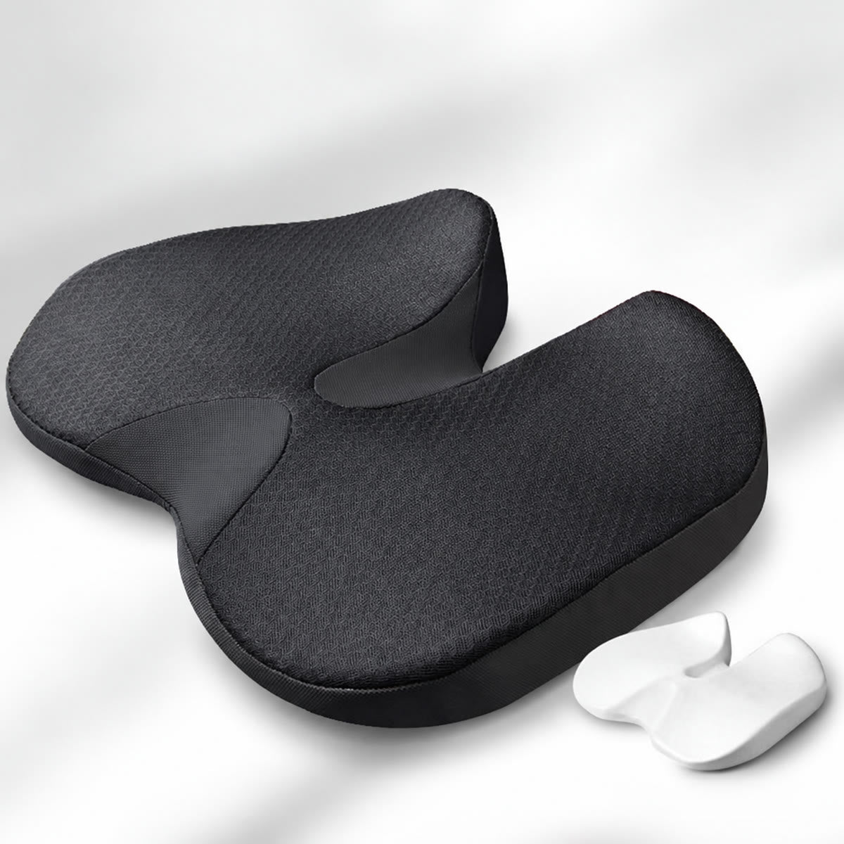 Ortopædisk siddepude i memory foam med udskæring til halebenet – Sort