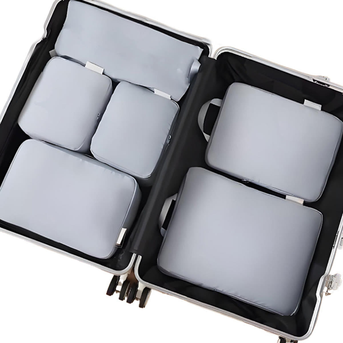 Packing cubes i grå: seks pakkeposer lagt fladt i en åben kuffert, set ovenfra