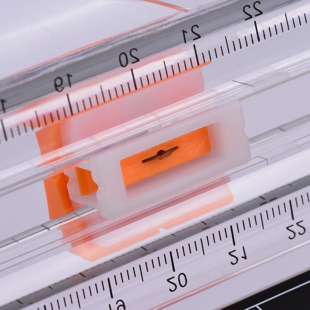 Nærbillede af det orange skærehoved på den klare skinne med målestok i centimeter