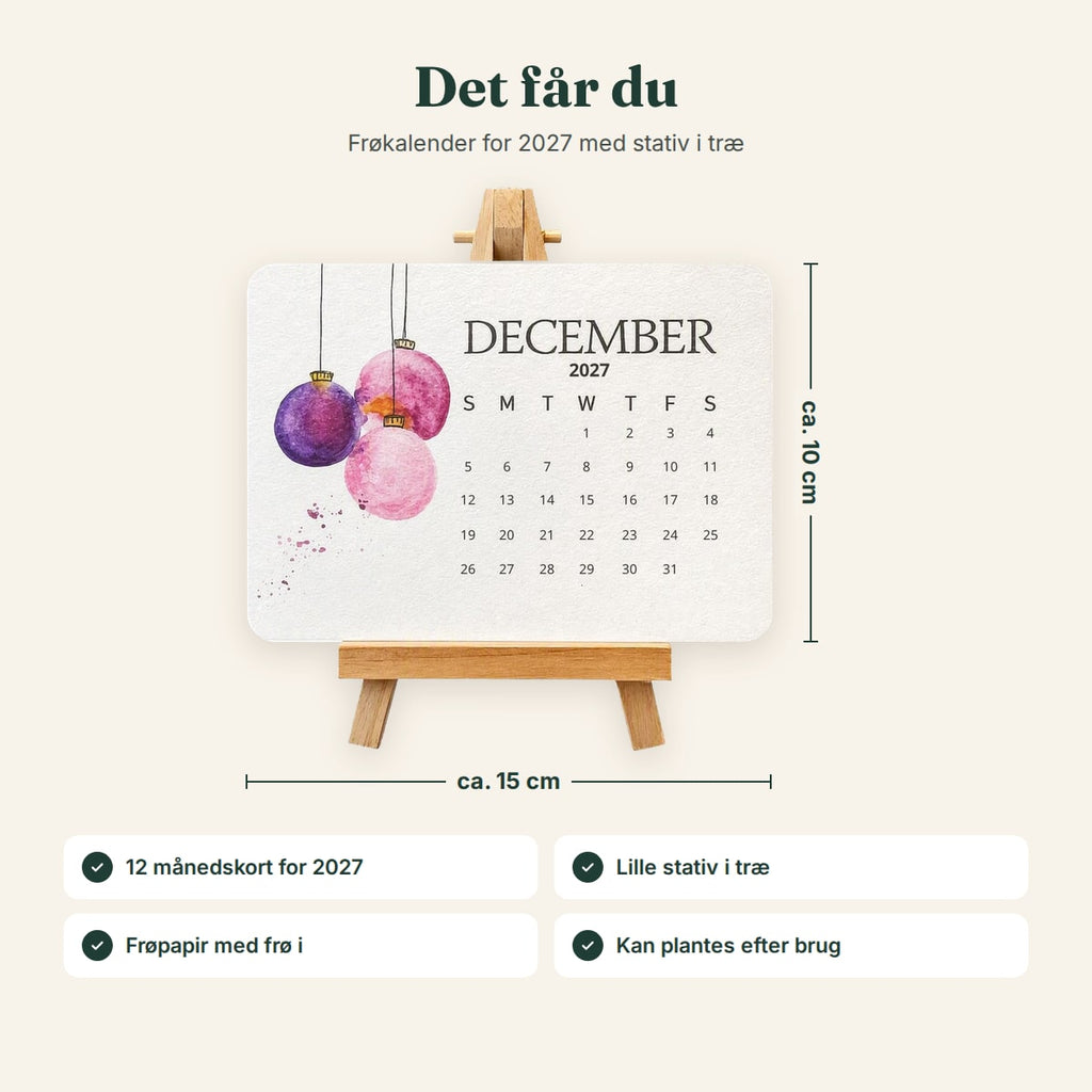 Det får du: 12 månedskort for 2027 og stativ i træ, ca. 15 × 10 cm pr. kort