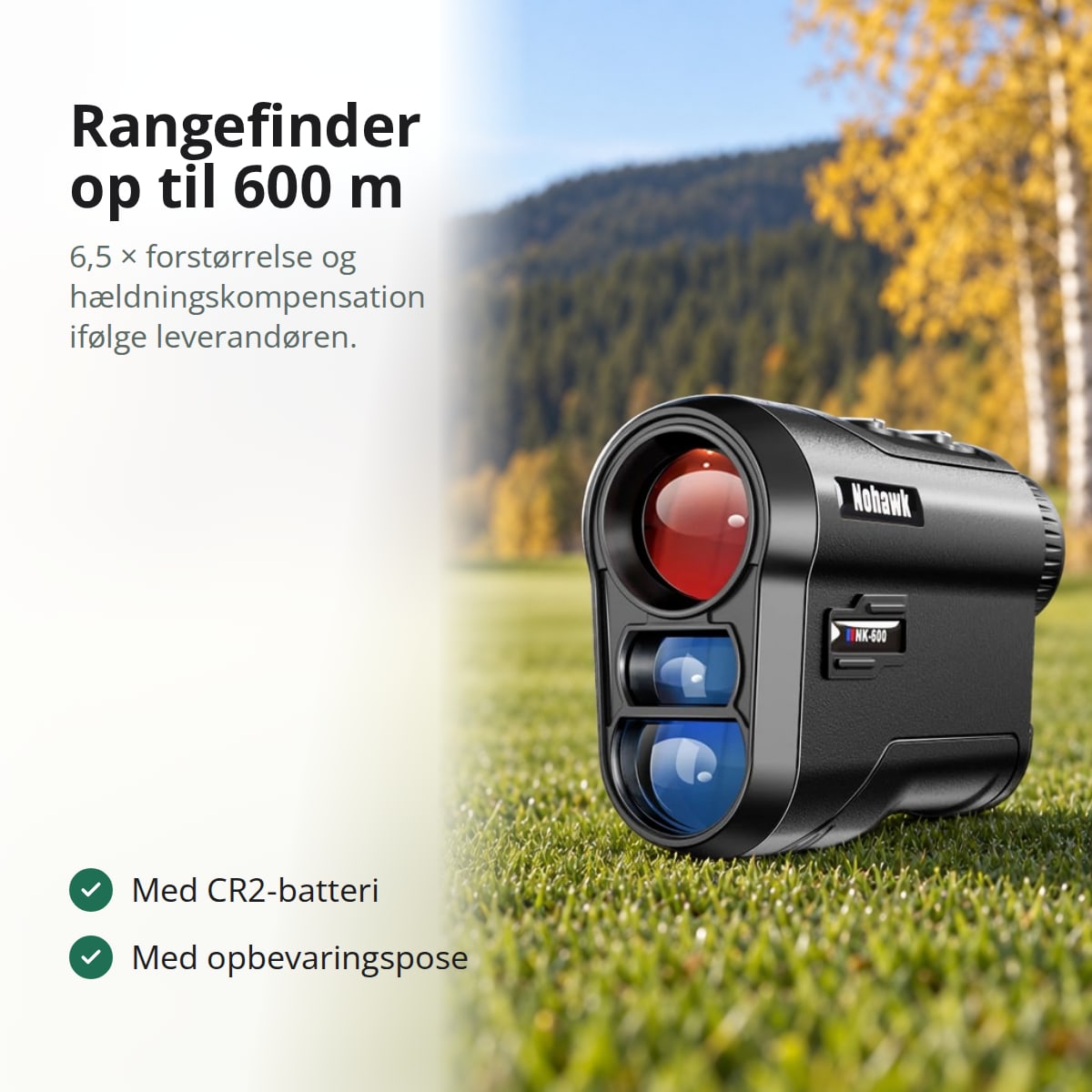 Sort rangefinder med rødt objektiv og blå linser i kortklippet græs på en golfbane om efteråret, med teksten: rangefinder op til 600 m, 6,5 × forstørrelse og hældningskompensation ifølge leverandøren, med CR2-batteri, med opbevaringspose