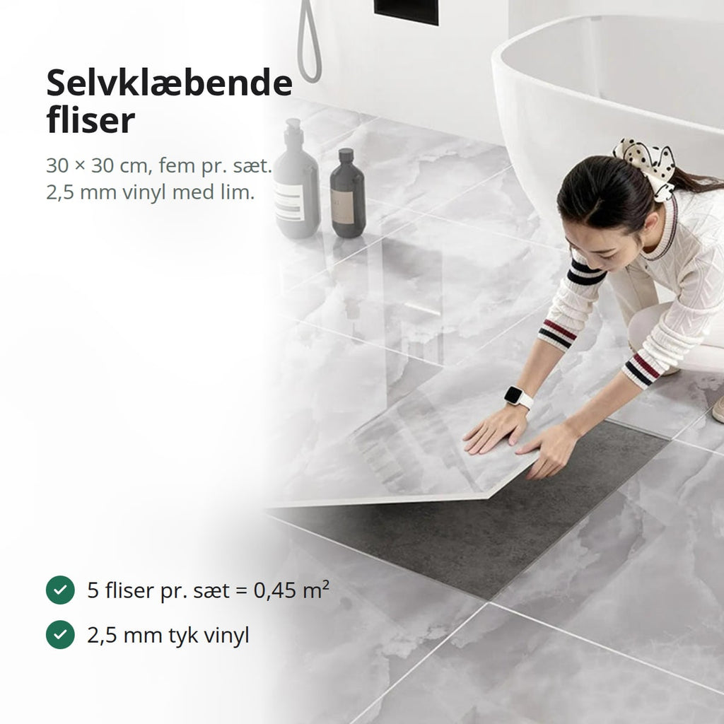 Selvklæbende vinylflise i marmormønster lægges på et badeværelsesgulv, med teksten: 5 fliser pr. sæt = 0,45 m², 2,5 mm tyk vinyl