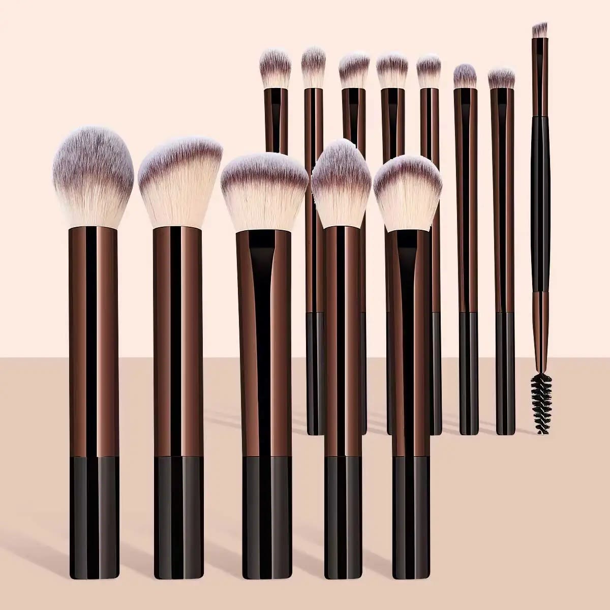 13 makeup børster med brune skafter stående på række, fem store og otte små