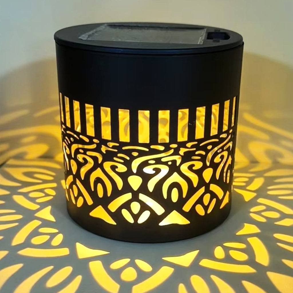 Nærbillede af lampen med solcellepanelet på toppen og det udskårne mønster