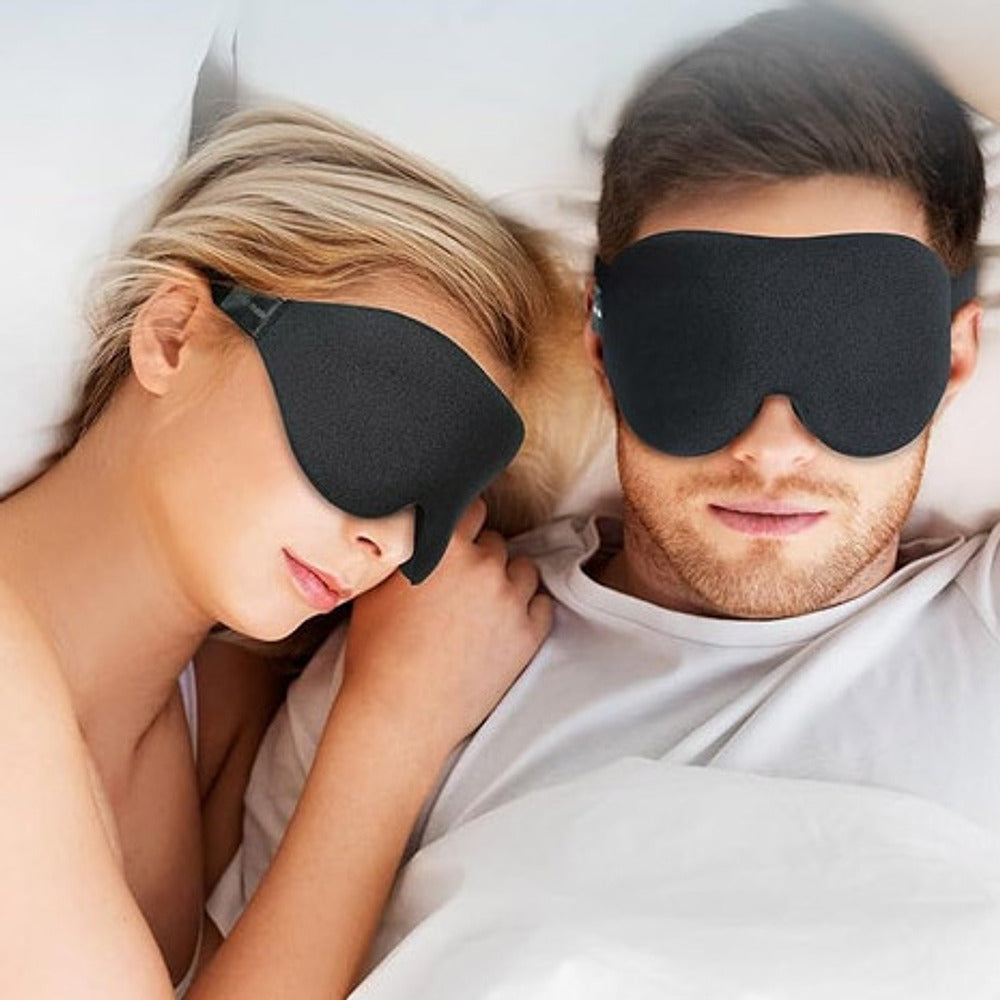 Par, der sover med hver sin sorte 3D-sovemaske