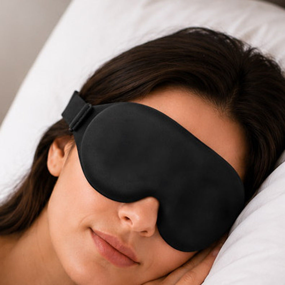Kvinde, der sover med den sorte 3D-sovemaske, stroppen går over øret