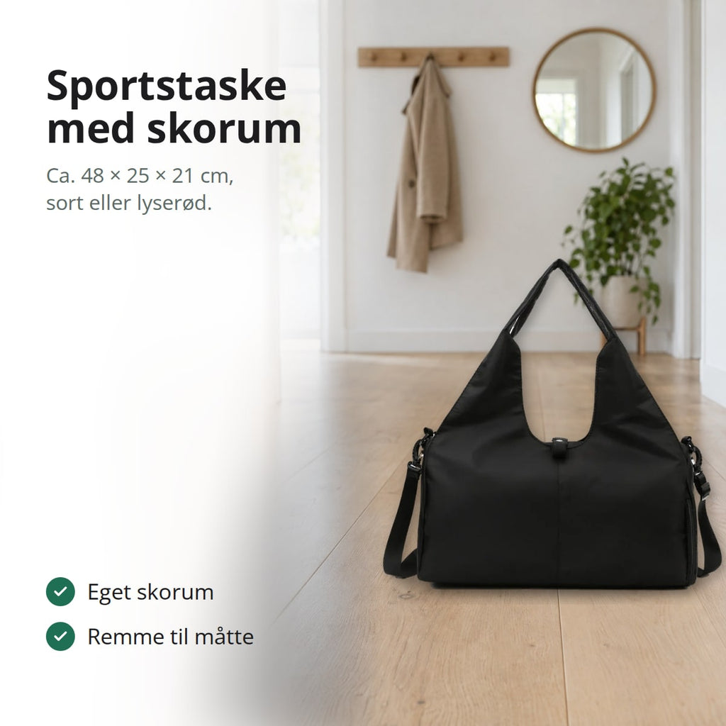 Sort sportstaske med skorum og aftagelig skulderrem stående på gulvet i en lys entré