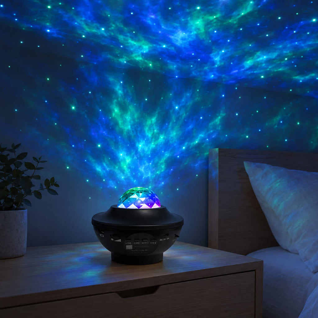 Stjernehimmel-projektor på et natbord i et mørkt soveværelse, blågrønt nordlys over sengen